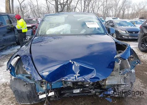 2021 Tesla Model Y Long Range Dual Motor All-Wheel Drive z USA, uszkodzony, nr VIN 5YJYGDEE5MF232904